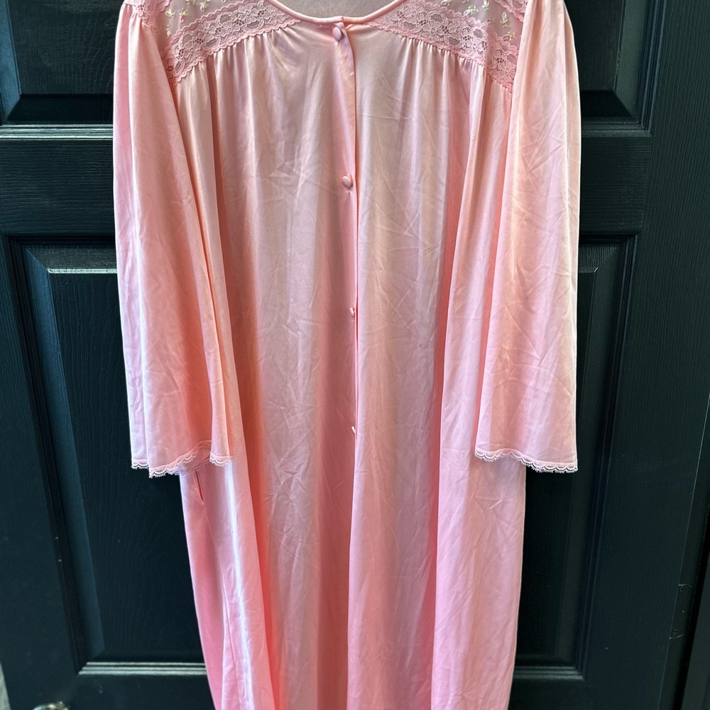 Vintage 1970’s Vanity Fair Pink Lace Rose Embroidered Trim Robe LG